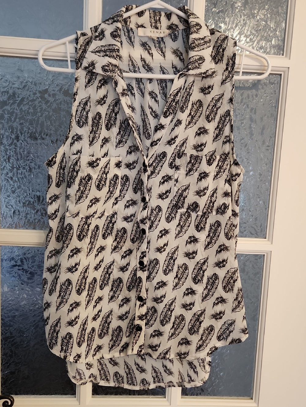 Kenar Sleeveless Feather-Print Button Front Blouse - White & Black